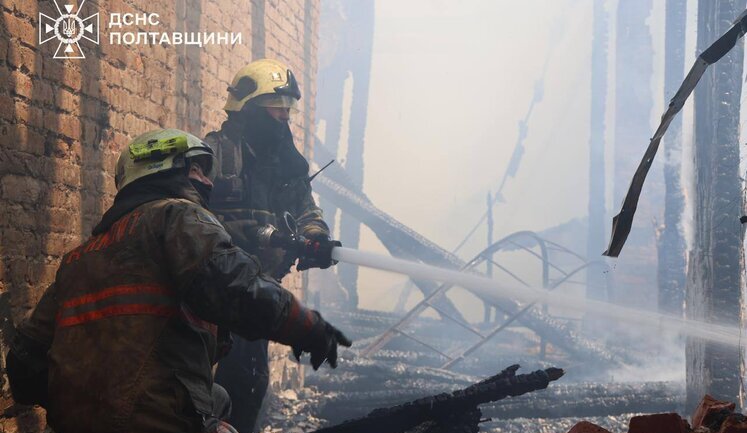 Ліквідовано пожежу, спричинену ударом РФ по будівлі ТЦК у Кременчуці, - ДСНС. ФОТОрепортаж