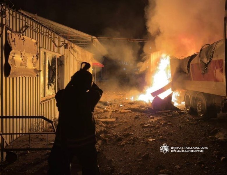 Масовані удари дронів по Дніпропетровщині: є поранені