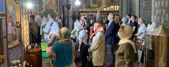 В Михайловском Златоверхом соборе на Троицу нарушают карантин, - СМИ 03