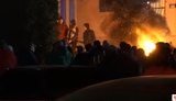 Мешканці Прилук палили шини під відділом поліції, вимагаючи розслідувати загибель на залізничних коліях 14-річного хлопця. ВIДЕО