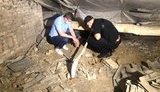 "Прослушка" у Ткача: Отверстие длиной не менее 60 см ведет на чердак, который полиция не взяла под охрану, открыто производство. ФОТОрепортаж