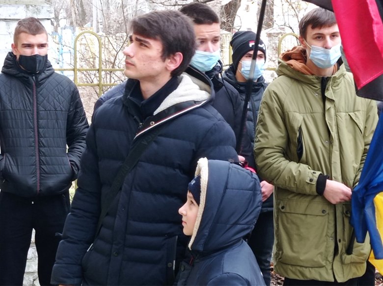 Сини загиблого воїна 93-ї ОМБр Руслана Чайковського відкрили меморіальну дошку на фасаді його рідної школи в Дніпрі 02