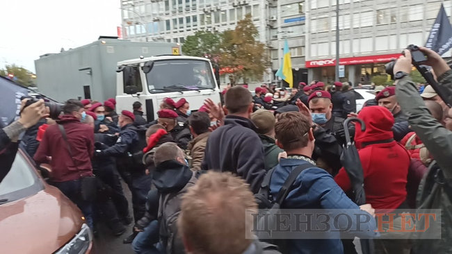 Учасники акції на підтримку Антоненка намагалися перешкодити виїхати машині із заарештованим з подвір’я суду 14 Учасники акції на підтримку Антоненка намагалися перешкодити виїхати машині із заарештованим з подвір’я суду 14