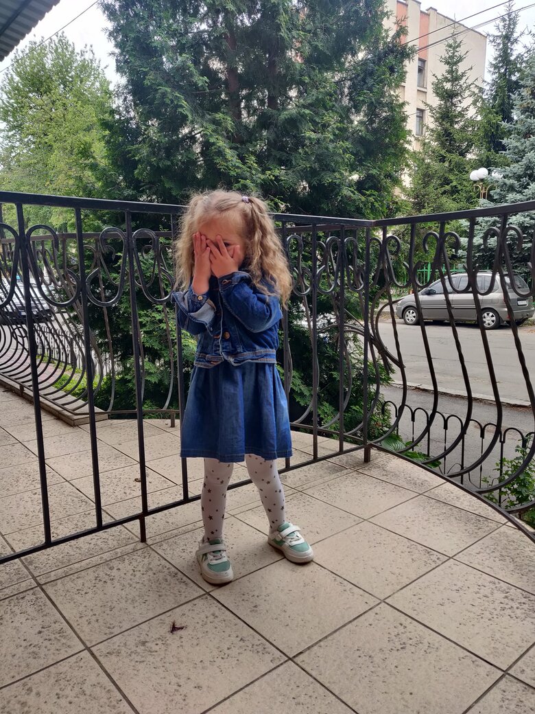 Мама загиблої внаслідок обстрілу Вінниці 4-річної Лізи написала емоційний допис: Не вірю...Кляті нелюди вбили тебе і мене 03