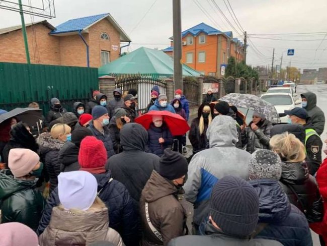 Сотрудники рынка протестуют в Виннице 04