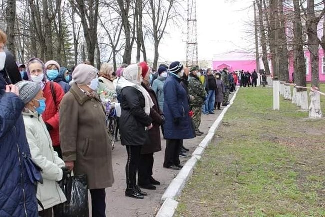 Десятки пенсіонерів, порушуючи карантин, прийшли на похорон директора заводу в Шостці 04