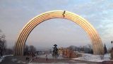 "Трещина дружбы", - активисты превратили Арку дружбы народов в арт-объект, чтобы привлечь внимание к судьбе политузников Кремля. ФОТОрепортаж