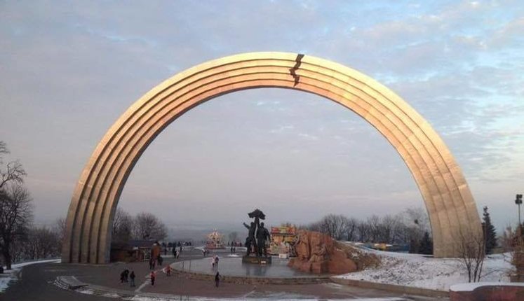 "Трещина дружбы", - активисты превратили Арку дружбы народов в арт-объект, чтобы привлечь внимание к судьбе политузников Кремля. ФОТОрепортаж