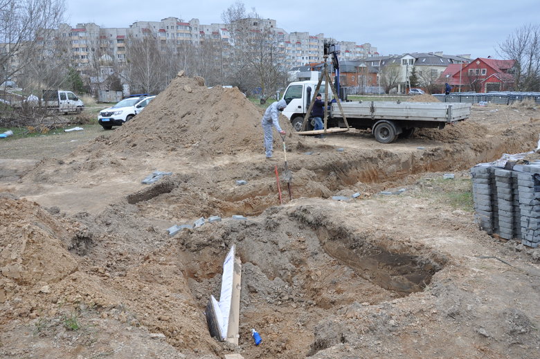 В Бучі ексгумують з братської могили тіла вбитих росіянами мирних жителів: Майже всі з вогнепальними пораненнями, деякі із завязаними руками та ногами 04