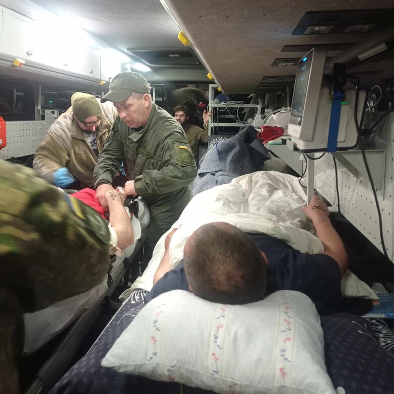 Від фронту до шпиталю. Хто такі Діти Айболіта і як вони рятують українських бійців 17