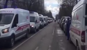 "#бать! Короче все - кирдык! В машине сидеть? Да ну, его нах#й - он там сидит чихает, бл#дь, кашляет", - водитель скорой показал огромную очередь машин в московскую больницу. ВИДЕО