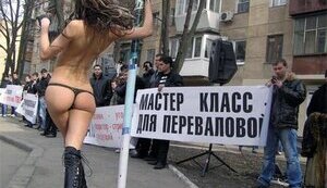 В Одессе под окнами телеканала "АТВ" для соратницы Маркова Переваловой танцевали стриптизерши. ФОТОрепортаж.