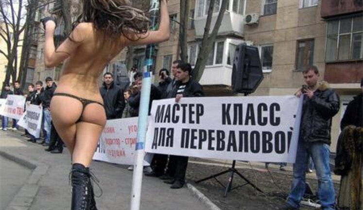 В Одессе под окнами телеканала "АТВ" для соратницы Маркова Переваловой танцевали стриптизерши. ФОТОрепортаж.