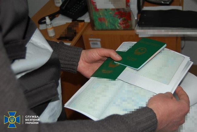 Пресечена деятельность по легализации иностранцев на Черниговщине. К схеме причастны чиновники облуправления Госмиграции и военнослужащие ГПСУ, - СБУ 07