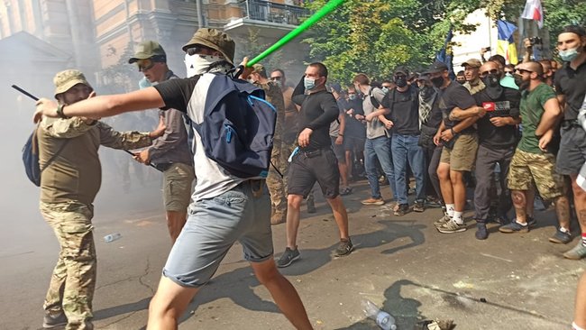 Столкновения митингующих с правоохранителями на акции Остановим капитуляцию под Офисом Президента 20