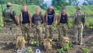 По 6,5 тисяч доларів за "тактичну" втечу: на Одещині затримали чотирьох киян у військовому камуфляжі. ФОТО