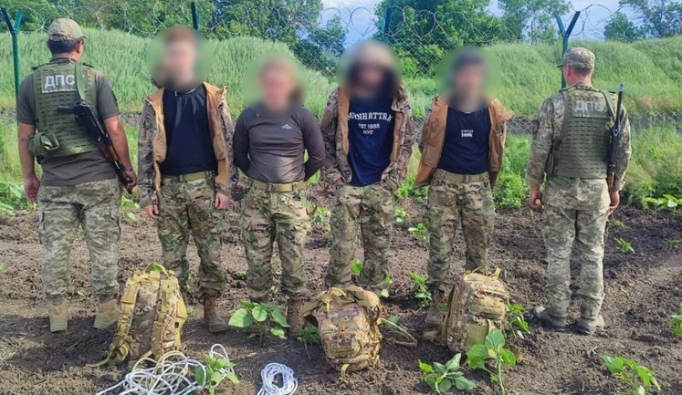 По 6,5 тисяч доларів за "тактичну" втечу: на Одещині затримали чотирьох киян у військовому камуфляжі. ФОТО