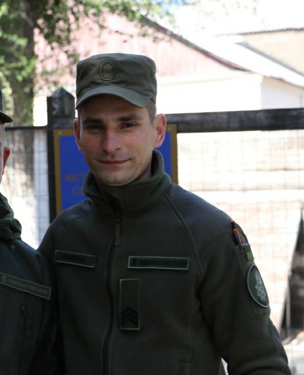 С моря их лупили с кораблей, с самолетов сбрасывали многотонные бомбы, кадыровцы расстреливали с танков, а дэнээровцы бегали там с автоматами. Но наши до последнего все равно выполняли боевые задачи, – мама защитника Мариуполя Степана Еременко 01