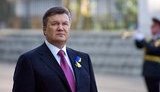 С ленточкой на груди Янукович поприсутствовал на поднятии флага Украины. ФОТОрепортаж