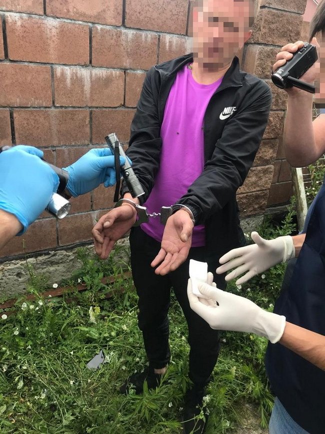 Поліцейського, який торгував амфетаміном, затримано в Луцьку, - СБУ 01