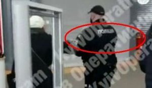 Поліцейський кілька разів ударив жінку в київському супермаркеті. ВІДЕО