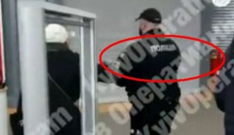 Поліцейський кілька разів ударив жінку в київському супермаркеті. ВІДЕО