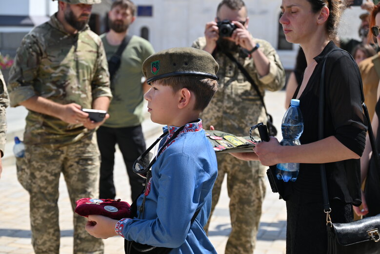 Із загиблим сержантом 68-ї ОЄБр Антоном Усовським попрощалися у Михайлівському Соборі 46