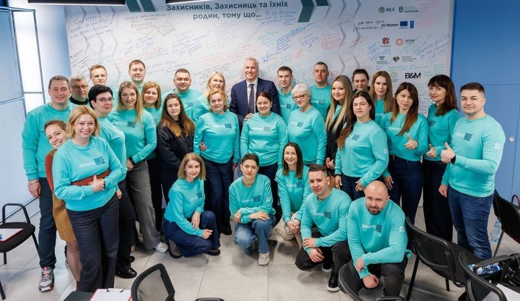 "ПриватБанк" створює Службу інклюзивного сервісу для ветеранів: 140 фахівців вже пройшли навчання