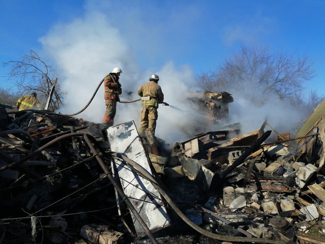 У Новолуганському на Донеччині влученням боєприпасу зруйновано житловий будинок, - ДСНС 03
