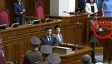 Посвідчення Президента України впало на підлогу після вручення Зеленському. ВIДЕО