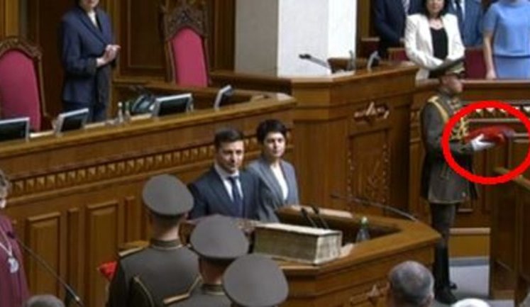 Удостоверение Президента Украины упало на пол после вручения Зеленскому. ВИДЕО