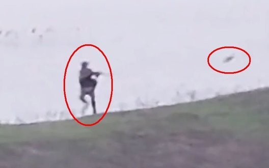 Дрон заскочив росіянина на березі водойми та розніс його на друзки. ВIДЕО