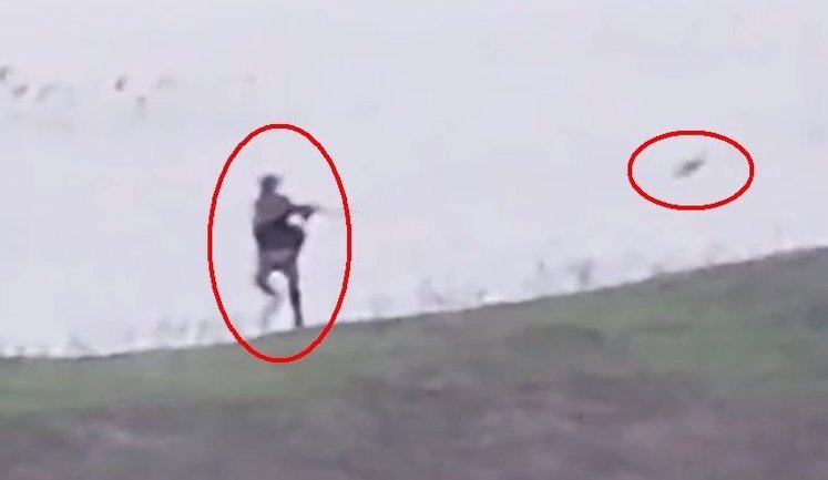 Дрон застал россиянина на берегу водоема и разнес его на куски. ВИДЕО