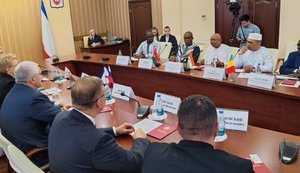 Россияне освещают визит послов трех беднейших стран мира в Крым