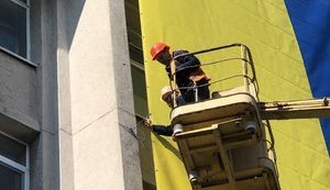 На горсовете захваченного Херсона повесили большой украинский флаг. ФОТО
