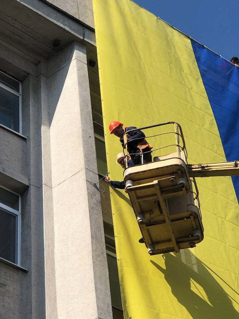 На горсовете захваченного Херсона повесили большой украинский флаг 03