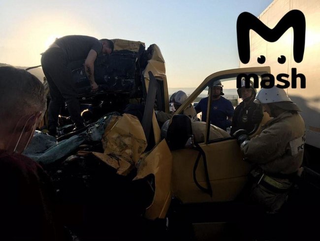 Микроавтобус въехал в КАМАЗ в оккупированном Крыму: погибли восемь человек 02 Микроавтобус въехал в КАМАЗ в оккупированном Крыму: погибли восемь человек 02