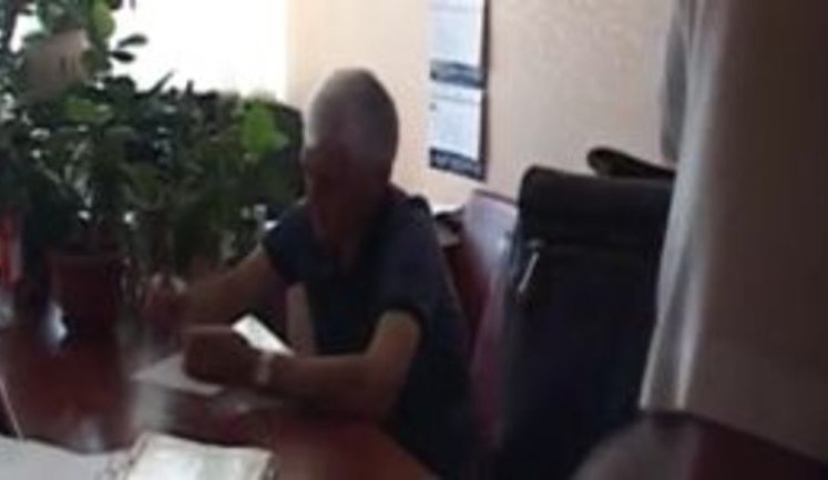 "Та хто тебе боїться, козляра? Заходьте, клоуни", - "депутат" окупаційної міськради Алушти звертається до "вільної кримської преси". ВIДЕО