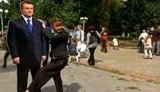 Девушки обнимаются с деревянным Януковичем на праздновании дня города в Луганске. ВИДЕО.