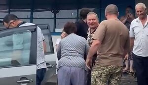 Батько плаче, побачивши сина, який неочікувано приїхав з фронту привітати його з днем народження. ВIДЕО