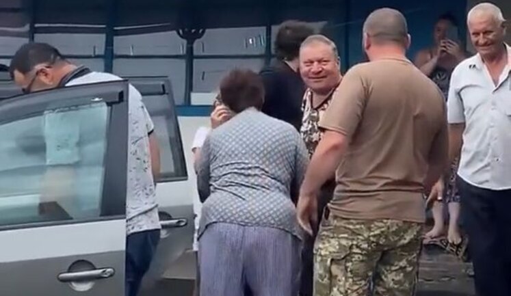 Батько плаче, побачивши сина, який неочікувано приїхав з фронту привітати його з днем народження. ВIДЕО