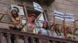 Топлесс-протест: Femen вышли на "Мятежный балкончик"
