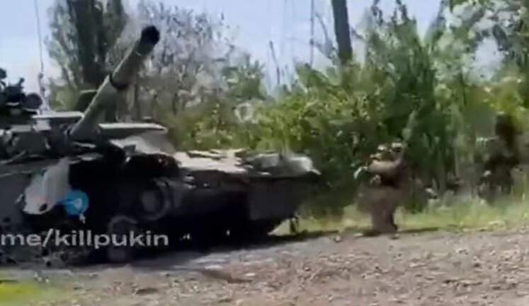 Territorial defense fighter jumped on Russian tank and blew it up with grenade. VIDEO