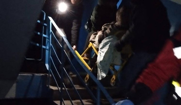 В Деснянском районе Киева из-за отсутствия тепла маломобильных людей перемещают в пансионаты. ФОТОРЕПОРТАЖ