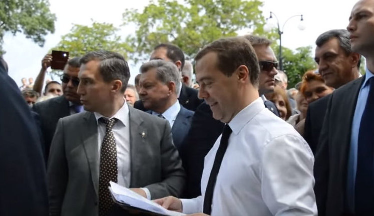 Медведев посоветовал крымчанам с низкой пенсией "держаться". ВИДЕО