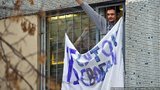 Арестованные российские оппозиционеры вывесили из камеры плакат "15 суток свободы!". ФОТО