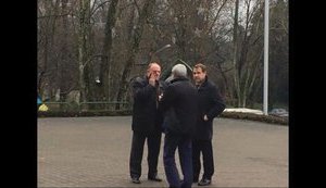 Лидера российских коммунистов Зюганова в Страсбурге облили "кровью" и дали "по вражеской морде". ФОТОрепортаж