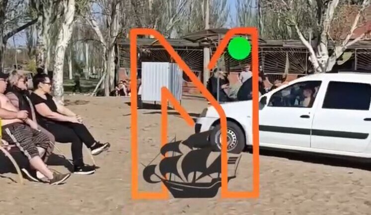 "Освободитель" із Ярославської області РФ катається на автомобілі поміж відпочивальників на пляжі в окупованому Маріуполі. ВIДЕО