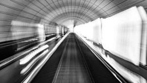 Киевское метро урегулировало перевозку моноколес и самокатов