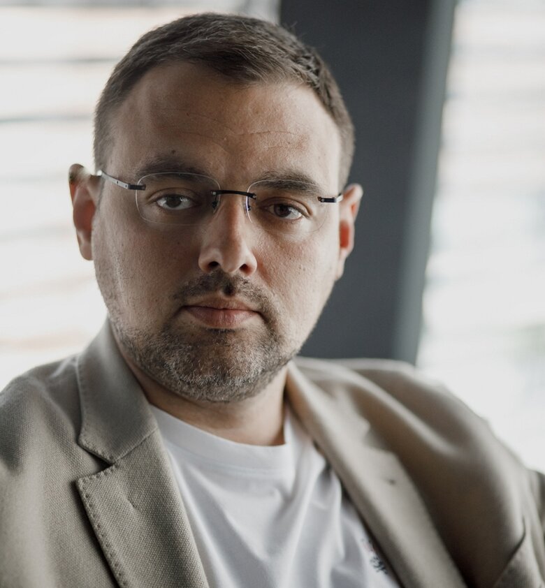 Без паніки та під прильотами: Вячеслав Мішалов про те, як Фрегат тримає на зв’язку дрони, шелтери та боржників 01